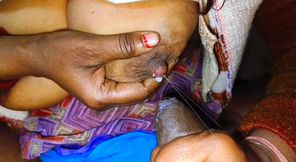 Priya bhabhi apne devar ke lund pe big boobs se dudh nikal ke handjob kiya aur chut me apne chudai karwa liya(Indian sexy video)