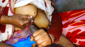 Priya bhabhi apne devar ke lund pe big boobs se dudh nikal ke handjob kiya aur chut me apne chudai karwa liya(Indian sexy video)