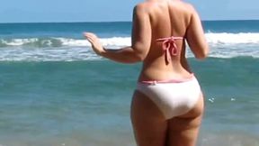 Pretty amateur bikini MILF flashes her mouth watering big bubble ass