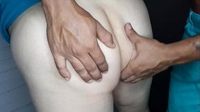 Le chupo el delicioso co&ntilde_o a la madrastra en la ducha.