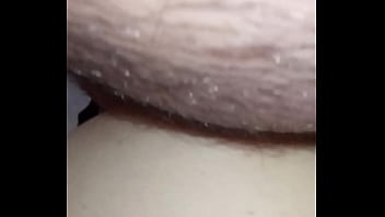 GretaLa, si fa scopare la fica in silenzio mentre suo marito russa sul divano