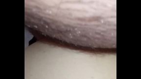 GretaLa, si fa scopare la fica in silenzio mentre suo marito russa sul divano