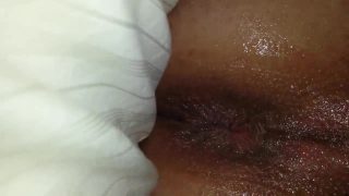 Solojentevideo av amatørhore som onanerer med dildo