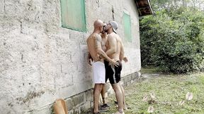 2 dotados me pegaram atras da casa abandonada e encheram meu cu de leite