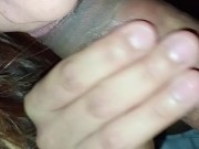 Mi amiga me hace una paja con sus tetas,y me pide la leche en la boca🤤