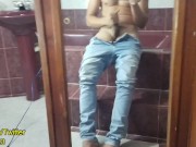 Cachondo latino pajeandose su verga gruesa en el espejo del baño