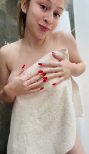 OnlyFans model shows off her big ass and tits