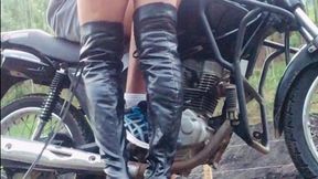 motoqueiro coloca puta pra chupar na beira da estrada