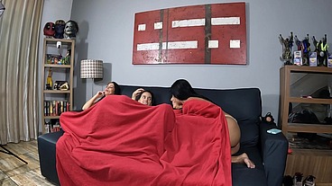 Orgia Selvagem: 4 Gostosas Fazem Oral em Dobro com 2 Sortudos