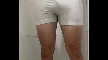 Tomando banho de cueca branca