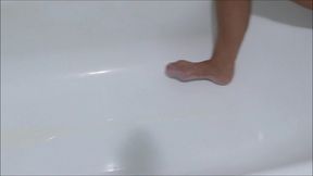 fingering & peeing piss play into the bath with fat pussy squishing orgasm