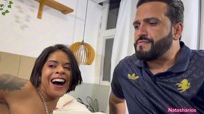 corno volta do trabalho e encontra a esposa lhe traindo com um vizinho dotado e pede para o vizinho gozar dentro