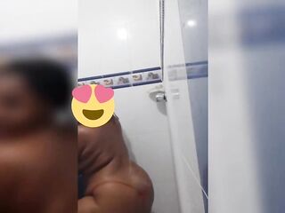 Culo grande en la ducha