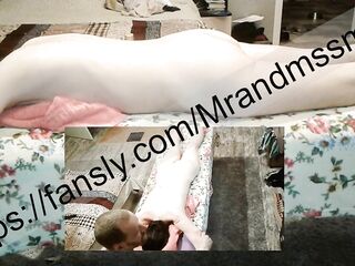 голый массажист ненароком помял пизденку клиентке