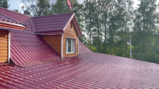 De amateur getatoeëerde Ben Huller met een enorme penis krijgt een pijpbeurt en een handjob voordat hij buiten anaal wordt gepenetreerd zonder condoom.