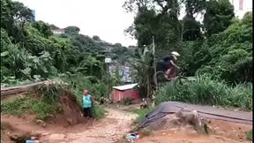 pulando a toca 1 gostoso testando gostoso o aumento do pulo sem d&oacute_ da bike