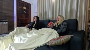 Orgia intensa loira senta na rola enquanto morena &eacute_ fodida no cu!