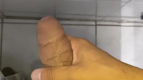 punheta gostosa no banheiro