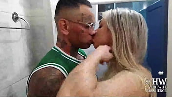 Casada puta evangelica chama eletricista para arrumar o chuveiro e fode com ele no banheiro com o corno manso em casa.