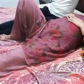 Sardi me Stepmom ke sath bed share kiya to Stepmom ki moti gand ko choda with hindi audio