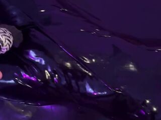 Me bitch goddess en una cama de látex