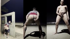 garoto se masturbando na praia ao ar livre