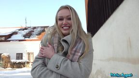 Amber Jayne's Alluring Curves in Outdoor Passion