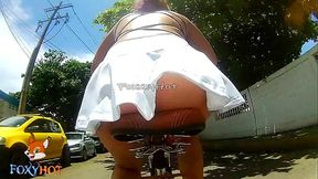 Viajando en bicicleta por la playa, exhibiendome con falda cortita mostrando la tanga, un tipo me habla y me invita a su hotel, me da su numero para contactarlo