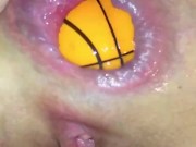 Grosses balles de basket dans mon énorme trou du cul