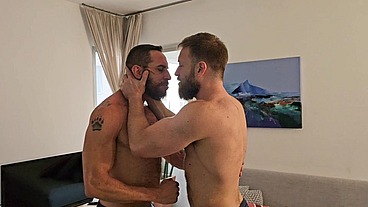 Ted Blue Bear e Kostya Kazzeny - Muscular hunks meeting full video