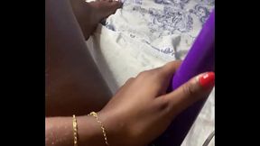 Gostosa se mastubando e gravando para o namorado.