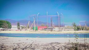 pov - eres un estoico que vive en la excelencia tratando de meditar en el parque