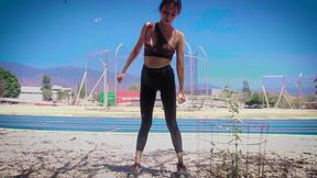 pov - eres un estoico que vive en la excelencia tratando de meditar en el parque