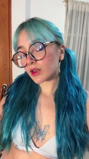 Curvy girl shows off her body in a sultry solo scene