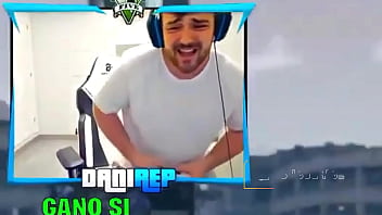 Papasito de Twitch mueve la colita para sus espectadores en directo.