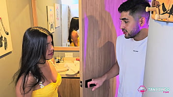 se masturba en el ba&ntilde_o y me la cojo para no decirle a sus papas