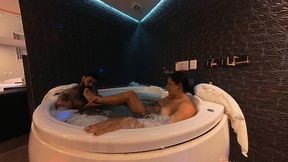 fetiche com os pes na hidro toda molhadinha