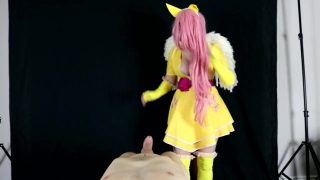 Fluttershy cosplayer de My Little Pony recibe creampie en POV