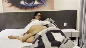 gostosa insaciavel depois de um sexo gostoso fuma um cigarro e toma um drink, depois tenta acordar o marido para repeteco
