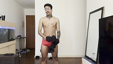 novinho pauzudo se exibindo de sunga