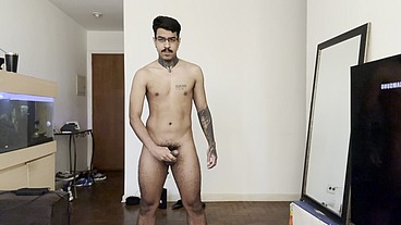 novinho pauzudo se exibindo de sunga