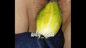 Cho con vợ d&acirc_m ăn dưa chuột