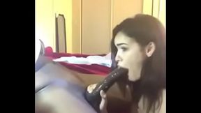 Morena chupando rola Preta Gigante