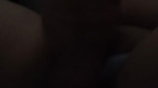 Vídeo casero en POV de un joven europeo masturbándose y corriéndose en su culo apretado