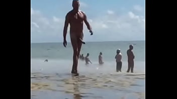 Coroa roludo na praia de nudismo