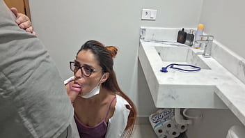 VAZOU v&iacute_deo da enfermeira fodendo dentro do banheiro do hospital!