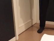 スーツ姿でおしっこおもらし