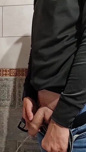 Guy Long Pisses a Large Portion of Urine