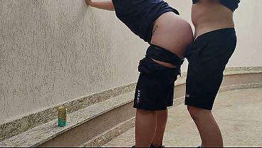 Sapat&atilde_o machinho teve que dar a buceta e chupar pau pela primeira vez por n&atilde_o ter dinheiro para pagar uma aposta que fez