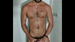 Magrelo peludo tomando um banho